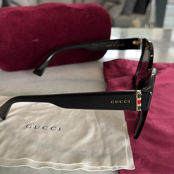 Preloved Gucci Women’s Sunglasses GG0459SA w/ Gucci box; clothe & pouch - Picture 3 of 10